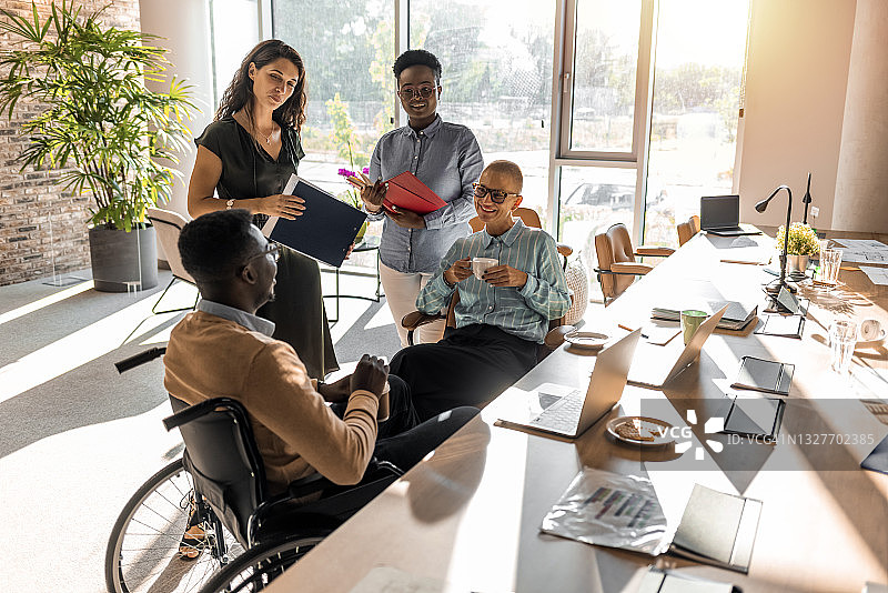 年长的女商人、老师或商务教练与年轻人交谈图片素材