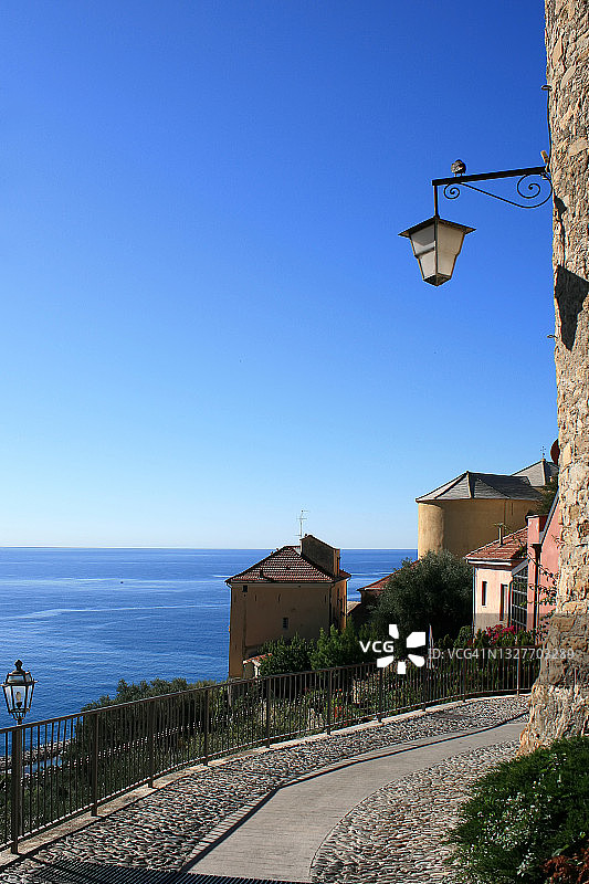 夏季蓝天下利古里亚海岸切尔沃古村的高处海景图片素材