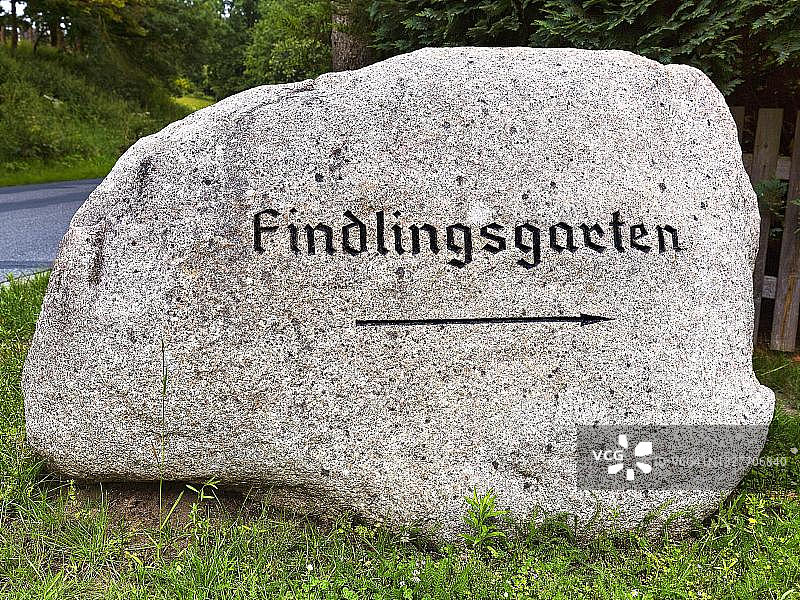 德国下萨克森州吕讷堡布莱克德Findlingsgarten铭文巨石图片素材