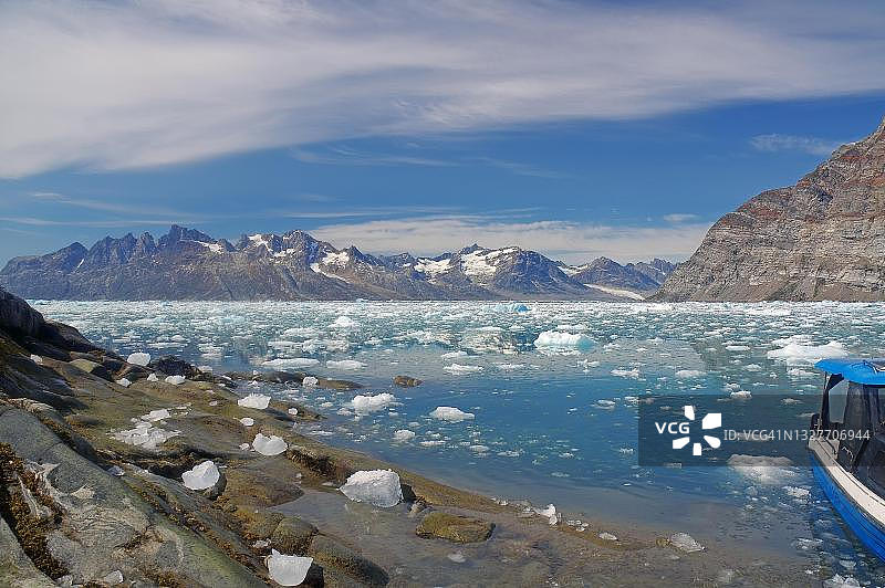 格陵兰岛塔西拉克：峡湾中漂浮的冰川和蓝色船只景观图片素材