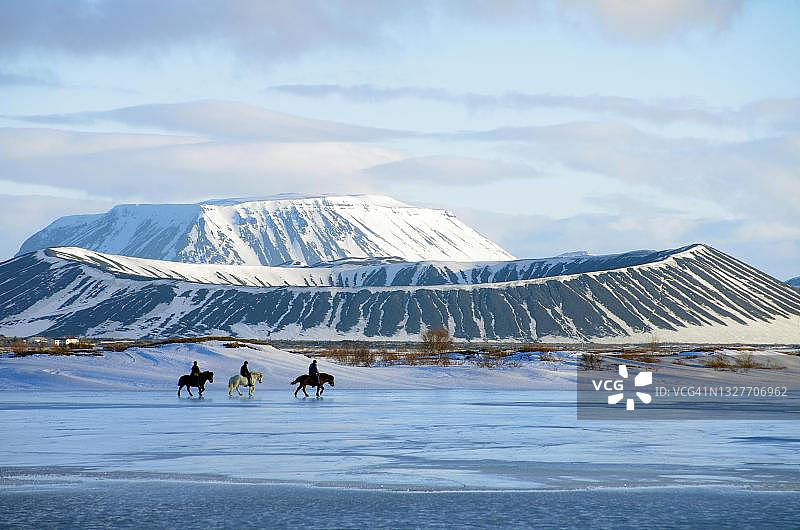 米湖前方的骑手，部分冰冻的米湖，火山，吕登特，Hverfjall，冰岛图片素材