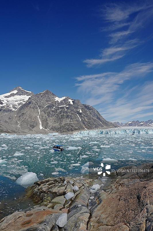 格陵兰岛塔西拉克的浮冰和冰川上的小船图片素材