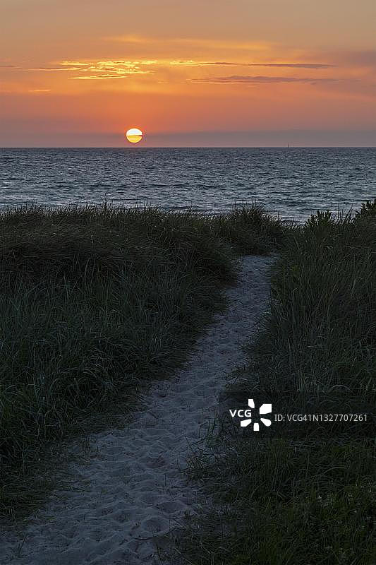 德国石勒苏益格-荷尔斯泰因州格罗森布罗德西海滩的日落图片素材