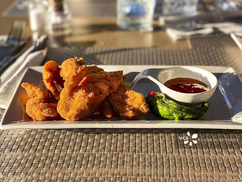 炸鸡翅，甜酸酱，西班牙马略卡岛安德拉奇港图片素材