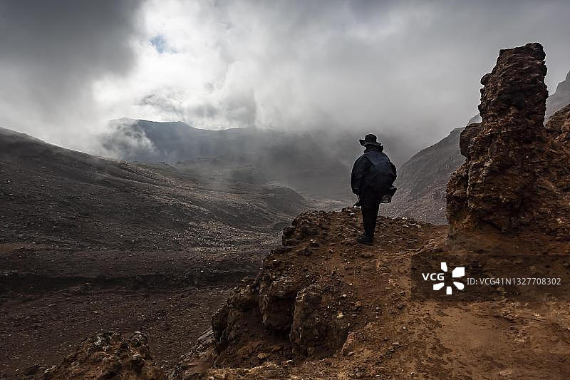 新西兰北岛鲁阿佩胡地区汤加里罗国家公园的男子图片素材