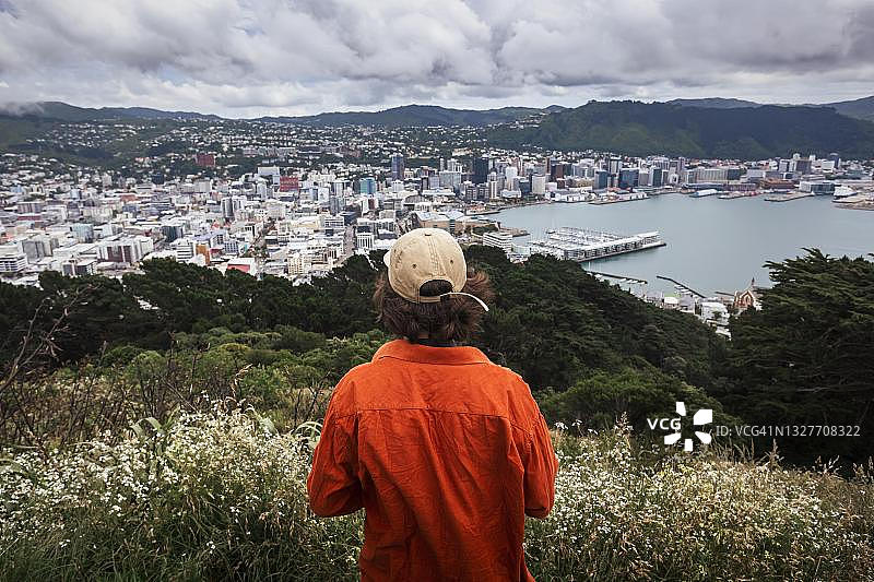 惠灵顿市，蒂whanganui-a-tara，惠灵顿市，惠灵顿，北岛，新西兰的男子图片素材