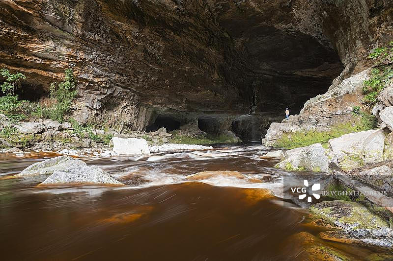 在尼尔森/塔斯曼卡胡朗伊国家公园奥帕拉拉盆地的男子,新西兰南岛图片素材