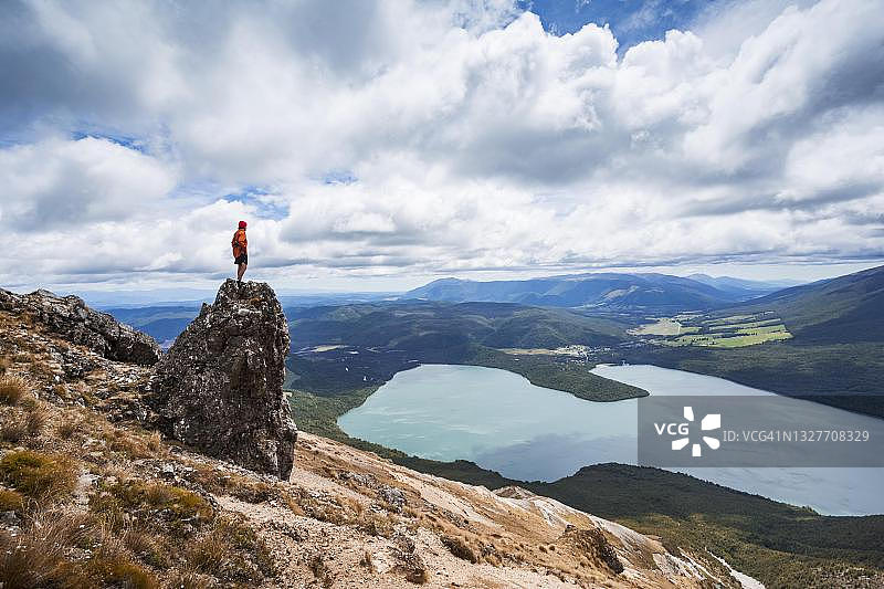新西兰南岛塔斯曼地区尼尔森湖国家公园罗托伊蒂湖岩石上的男子图片素材