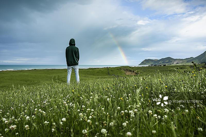 在吉斯伯恩区，东开普，北岛，新西兰的海滩上的男人图片素材