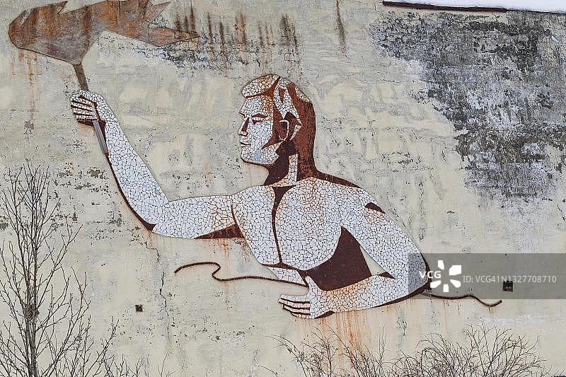 位于俄罗斯马加丹州“尸骨之路”卡迪克昌废弃矿业城内的原体育馆图片素材