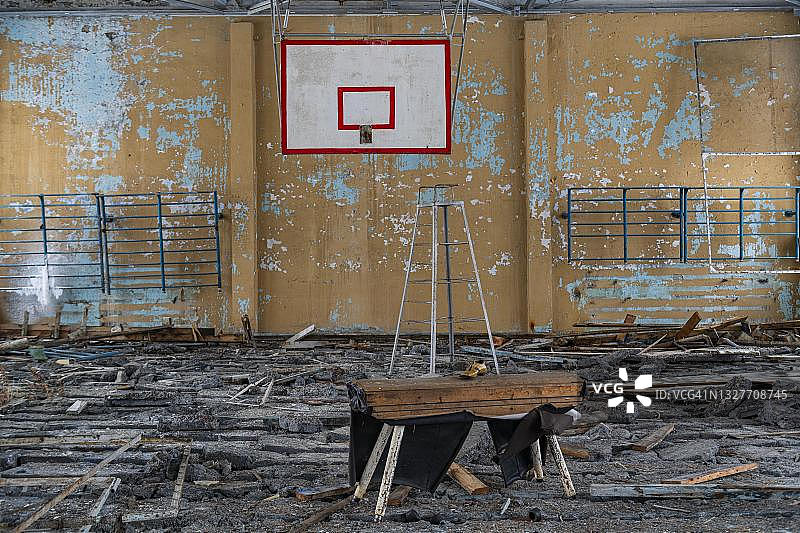 位于俄罗斯马加丹州“尸骨之路”卡迪克昌废弃矿业城内的原体育馆图片素材