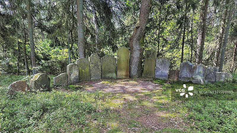 半圆形排列的许多墓碑，位于德国下萨克森州吕讷堡布莱克德的犹太公墓图片素材