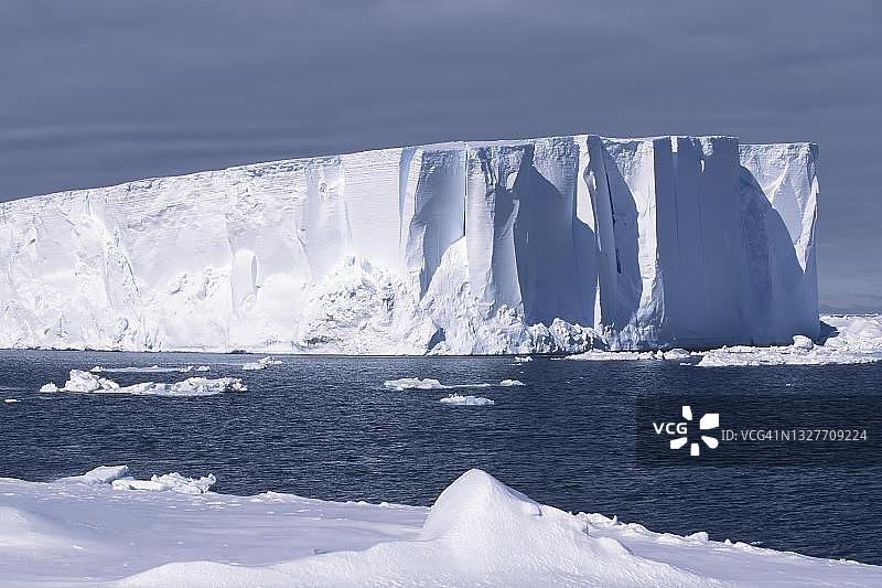 威德尔海，毛德皇后地海岸的冰山图片素材