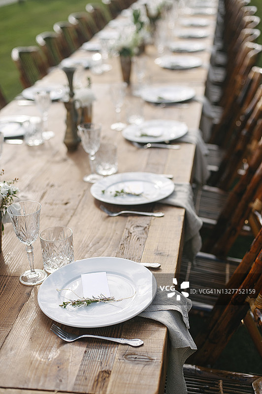 为社交聚会或婚礼装饰的长桌图片素材