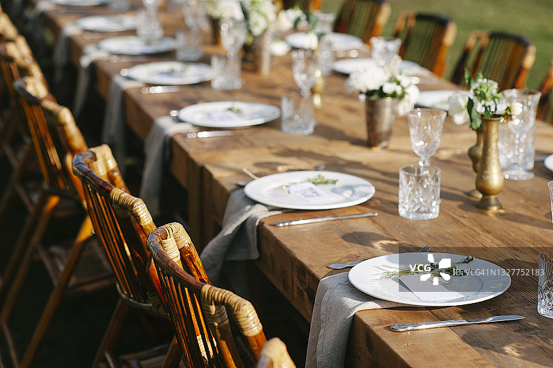 为社交聚会或婚礼装饰的长桌图片素材