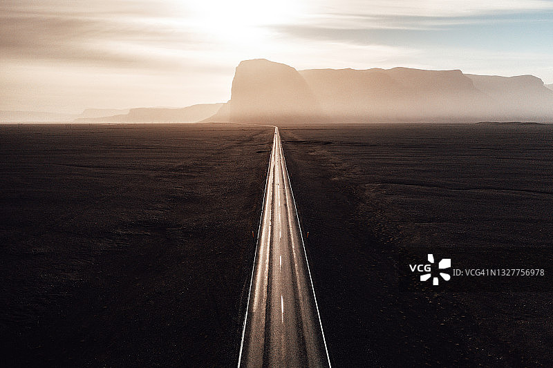 冰岛通往太阳的笔直公路图片素材
