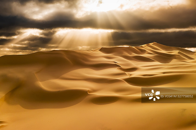 鲁卜哈利沙漠日落时的沙丘图片素材