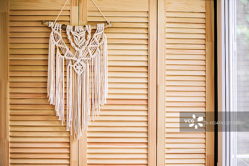 木质背景上手工编织墙饰图片素材