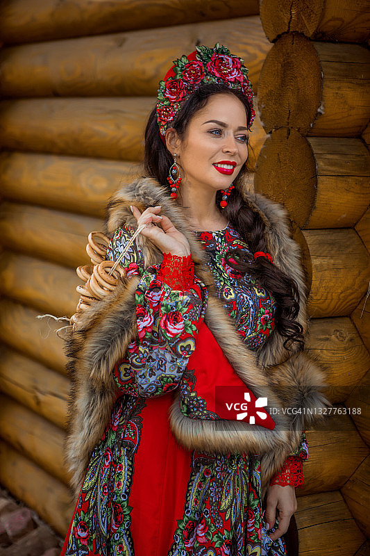 身着传统服饰的俄罗斯古典美女在户外图片素材