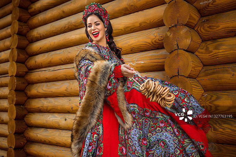 身着传统服饰的俄罗斯古典美女在户外图片素材