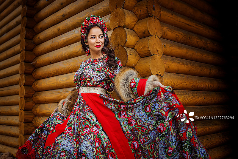 身着传统服饰的俄罗斯古典美女在户外图片素材