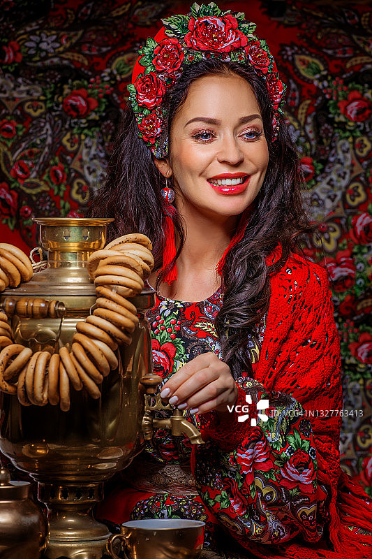 拿着茶炊和椒盐卷饼的俄罗斯女王图片素材