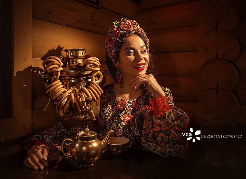 拿着茶炊和椒盐卷饼的俄罗斯女王图片素材