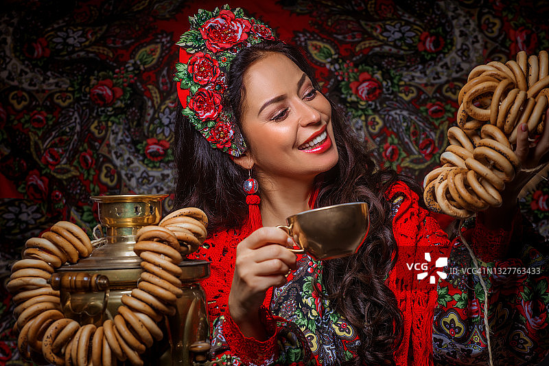 拿着茶炊和椒盐卷饼的俄罗斯女王图片素材