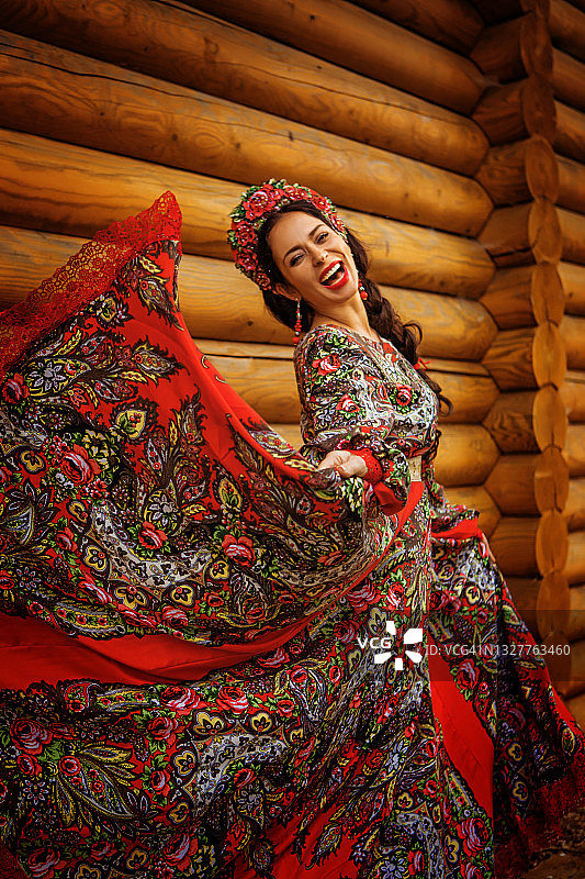 身着传统服饰的俄罗斯古典美女在户外图片素材