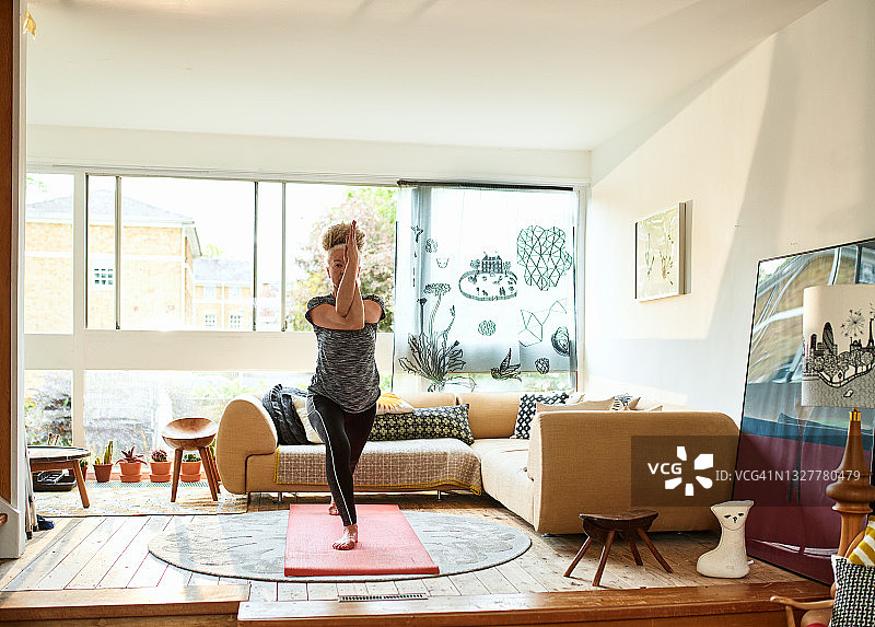白发女人在家做瑜伽图片素材