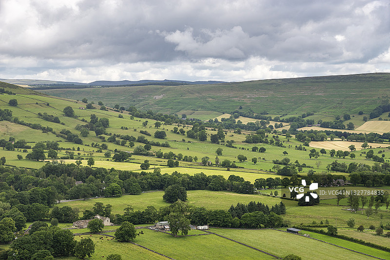 英格兰德比郡霍普山谷的绿色田野图片素材
