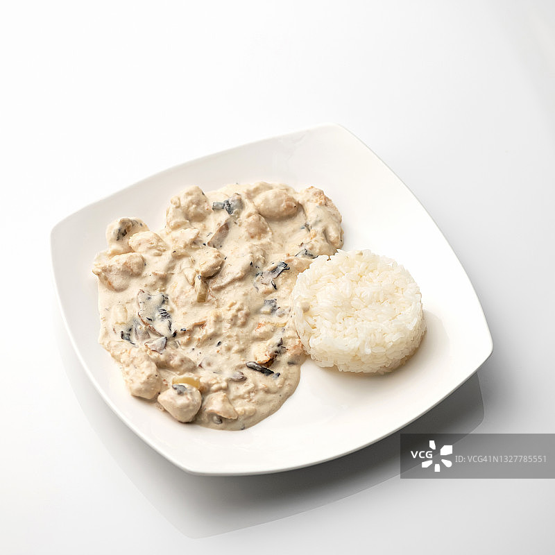 酸奶油蘑菇米饭。盘装食物，白色背景图片素材