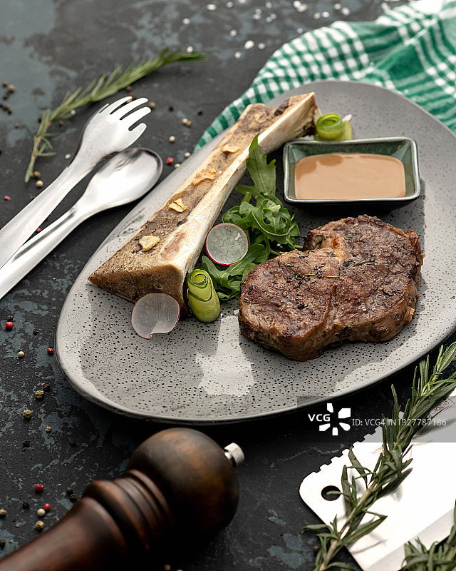 炸里脊：嫩滑多汁的肉片，搭配蔬菜和芥末。竖版构图，柔焦图片素材