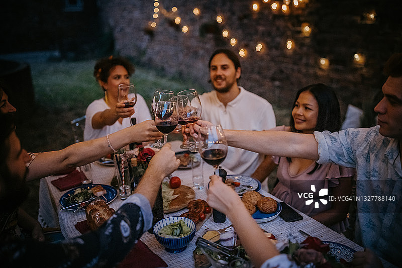 一群朋友参加晚宴图片素材