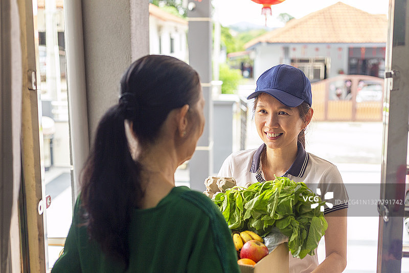 送货上门的食品杂货图片素材