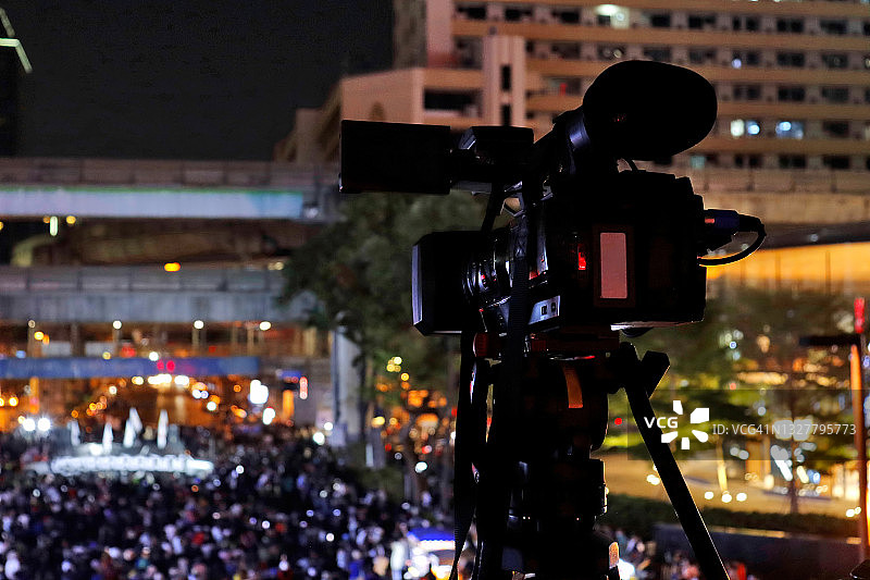 媒体电视电影制作与采访记者概念。视频录像机电影拍摄电影节图片素材