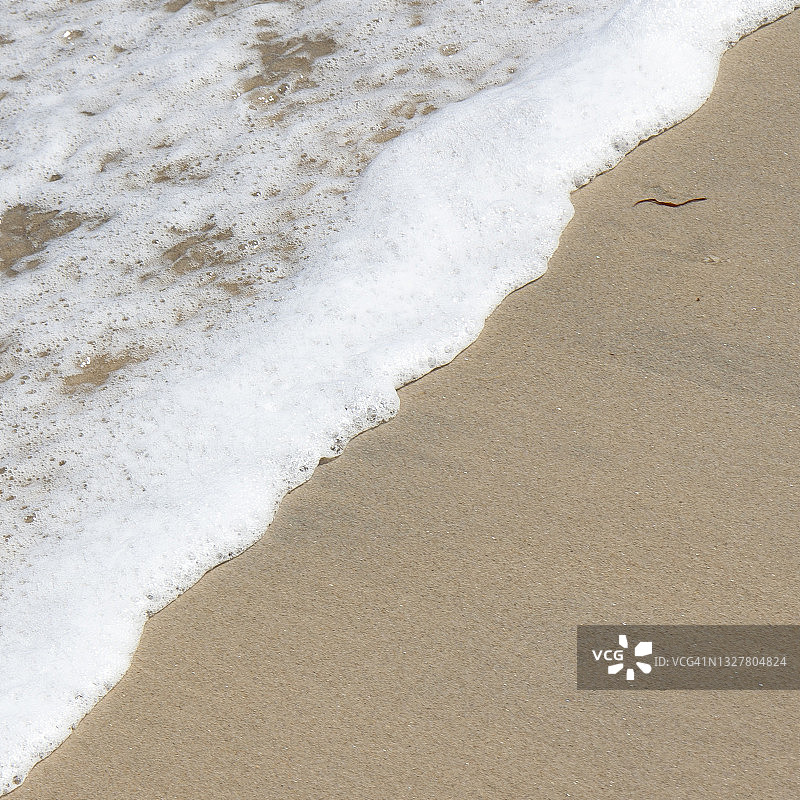 大西洋海浪、海水与沙滩对角分割图片素材