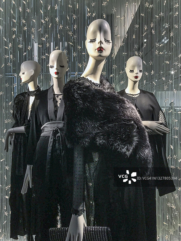 变形的女性人体模型图片素材