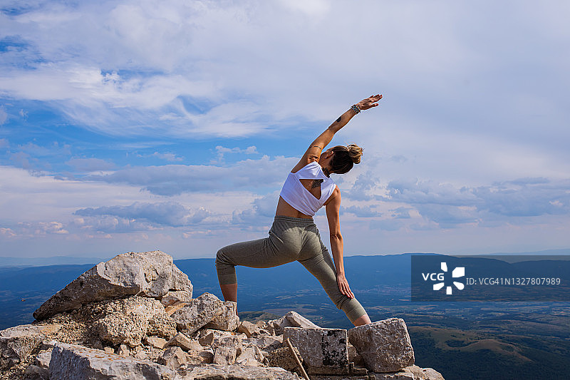 她最喜欢的瑜伽姿势：战士式图片素材