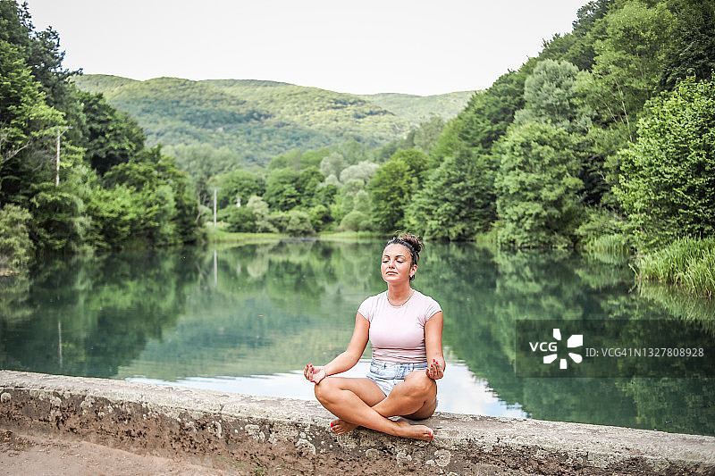 健康生活方式与瑜伽理念：运动冥想的女人图片素材