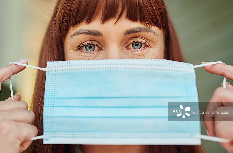 年轻医生戴上外科口罩的肖像图片素材