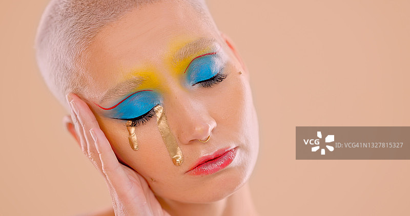 美丽的年轻女子站在桃色背景前的摄影棚照图片素材