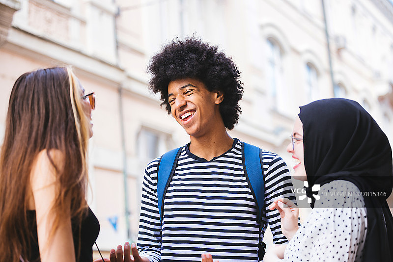 朋友们在市中心大学毕业后聚会图片素材