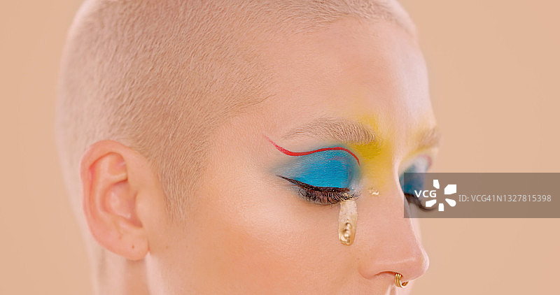 美丽的年轻女子站在桃色背景前的摄影棚照图片素材