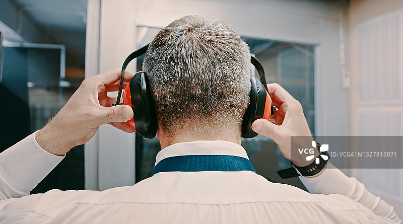 男子在服务器机房戴着耳机工作图片素材