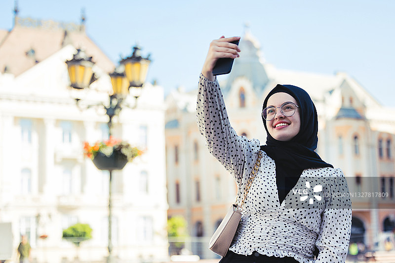 戴着头巾的女孩自拍图片素材