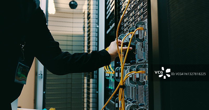 技术员在服务器机房维修电线照片图片素材