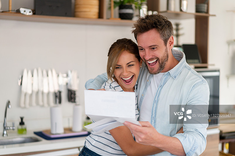 兴奋的夫妇收到邮件好消息图片素材