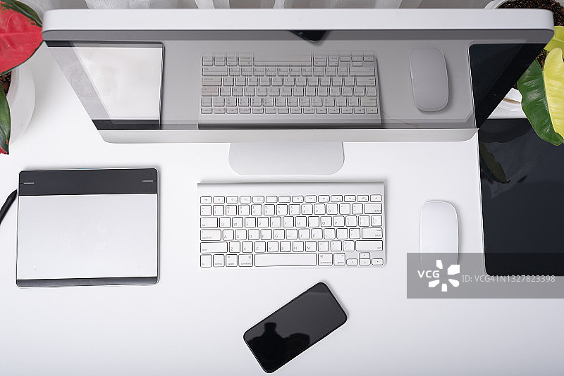 现代白色背景工作区，含智能手机、平板电脑和笔记本电脑图片素材