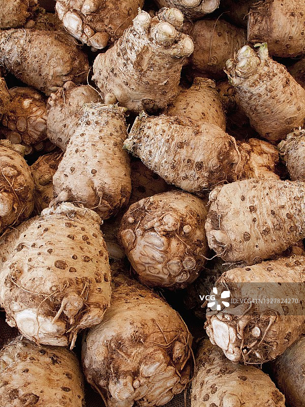 农贸市场上的有机芹菜根图片素材